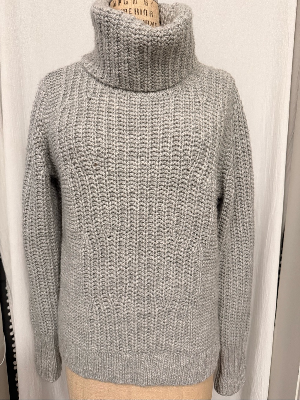 Banana Republic Light Grey Chunky Turtleneck Sweater sz M Italian Yarn